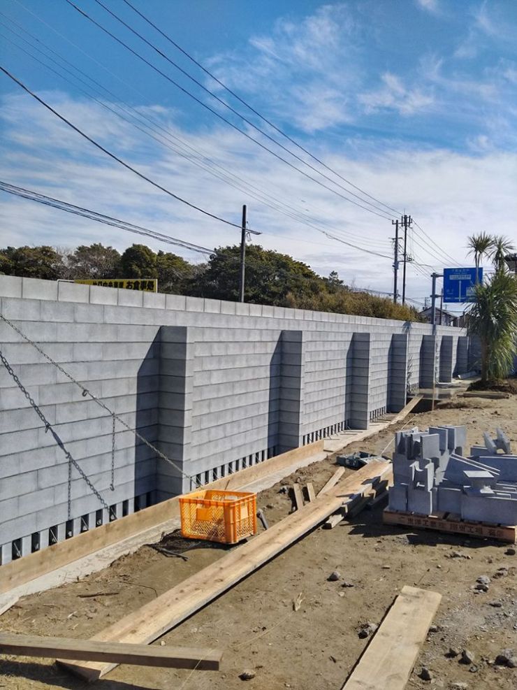 九十九里町にて民泊施設の｢外構・植栽｣工事の作業中